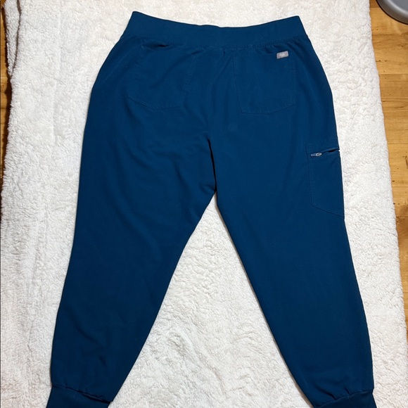 Figs Zamora Jogger Scrub with Orange Drawstring - Picture 6 of 8